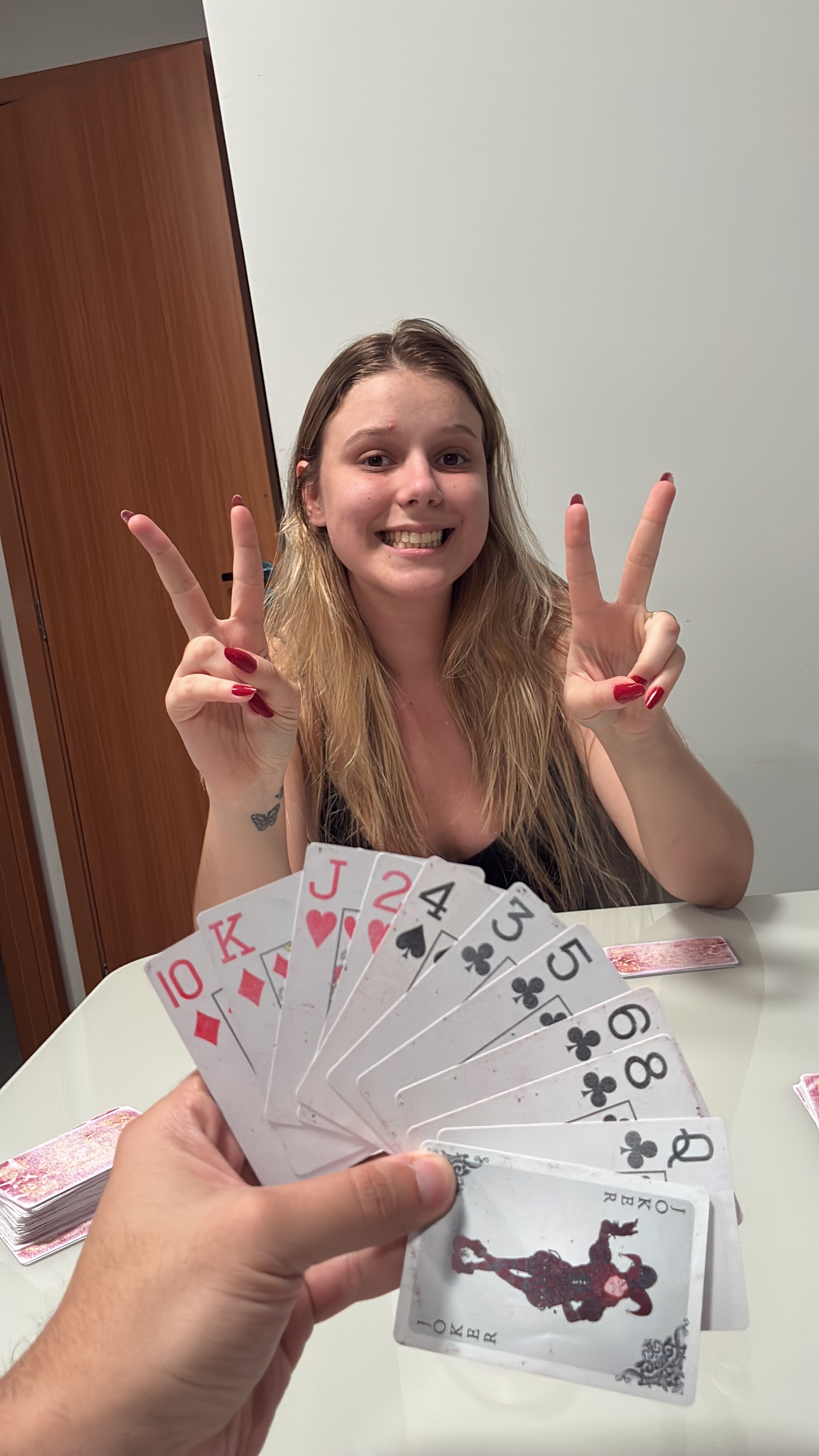 Larissa jogando cartas