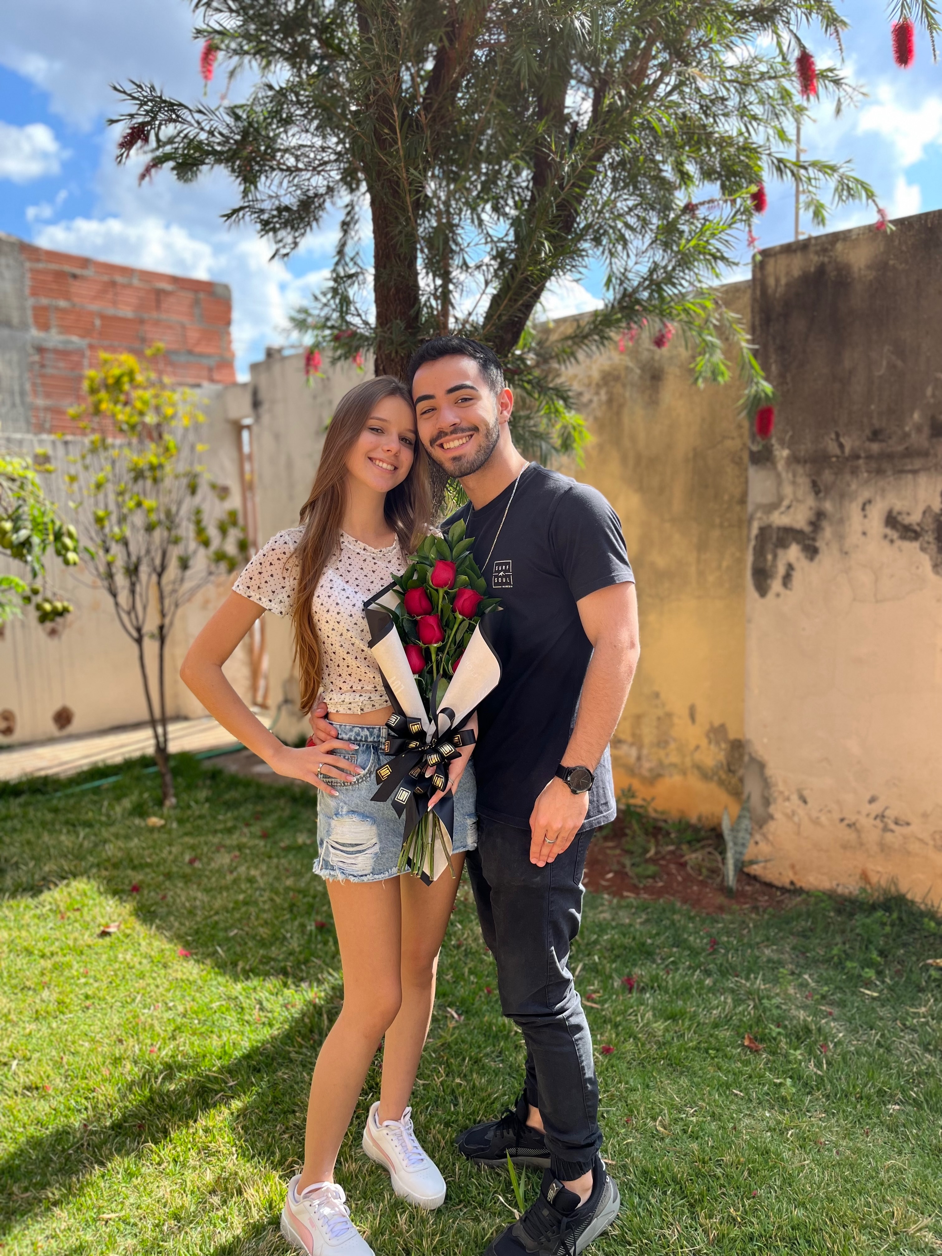 Lucas e Larissa com flores