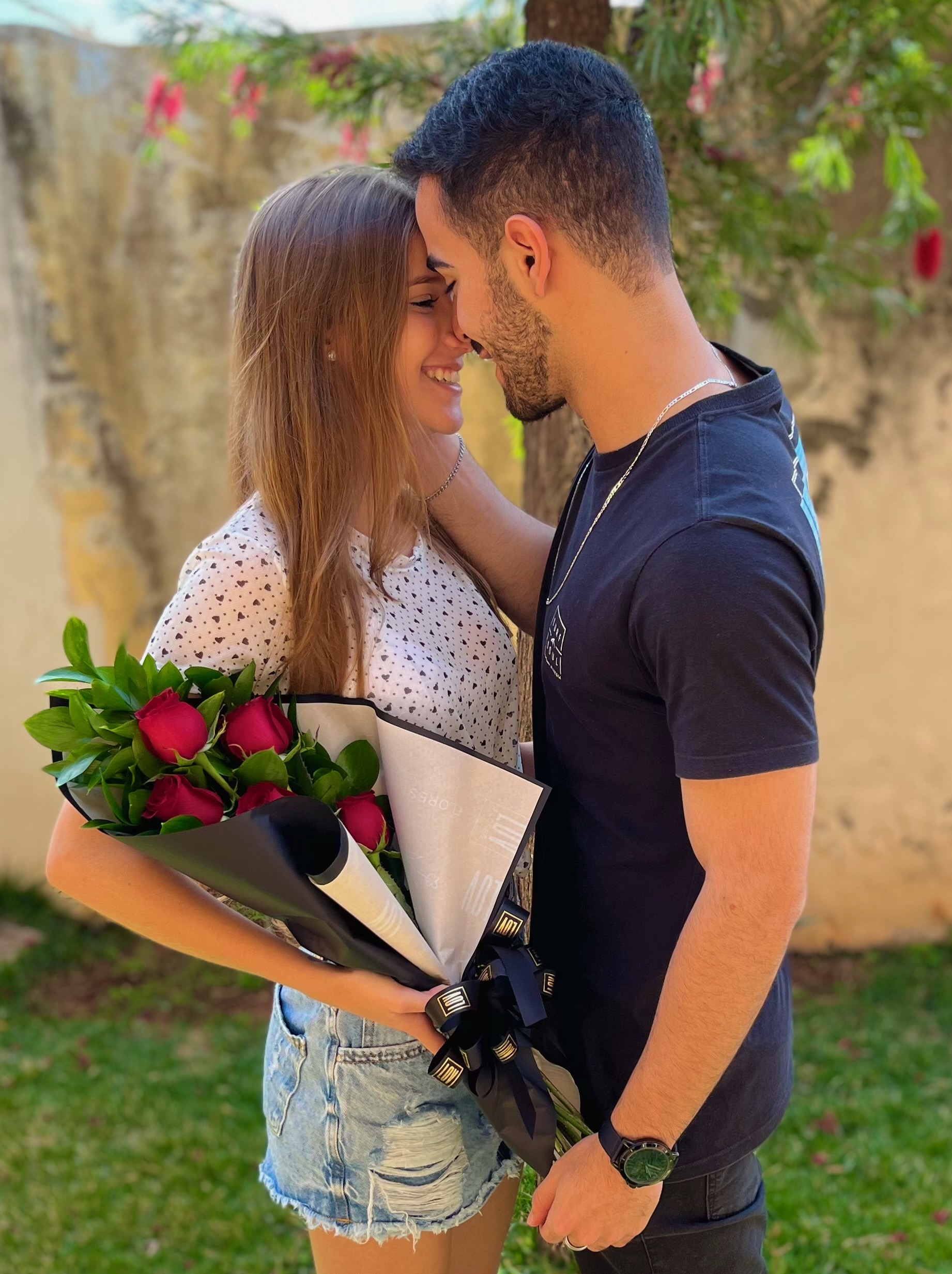Lucas e Larissa com flores