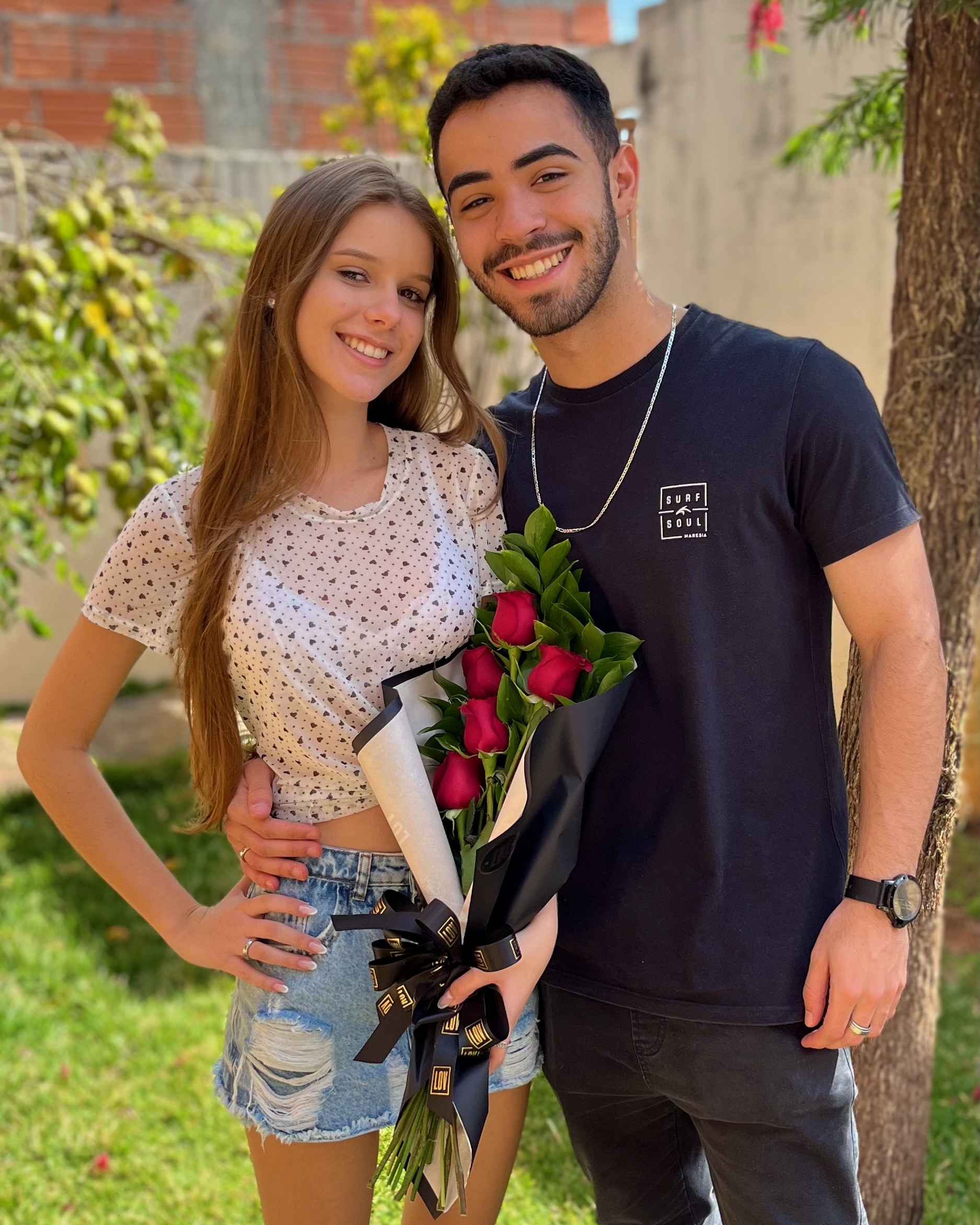 Lucas e Larissa com flores
